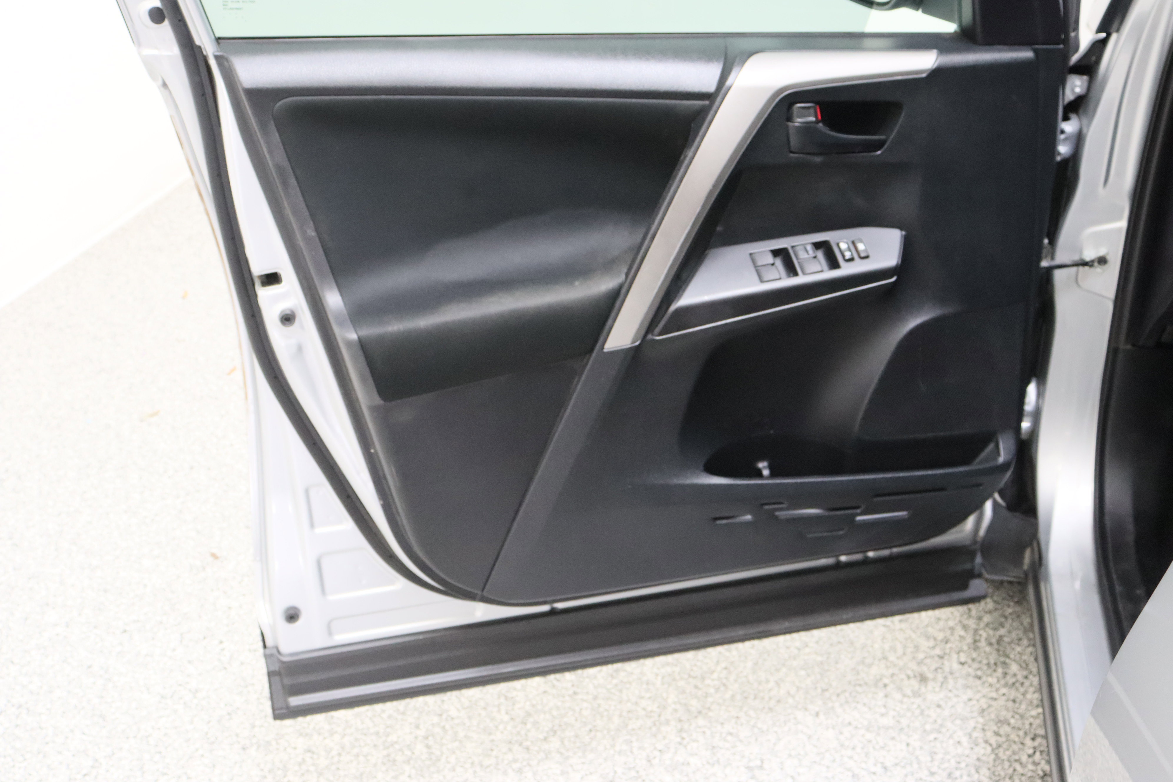 Used 2017 Toyota RAV4 LE FWD image 12