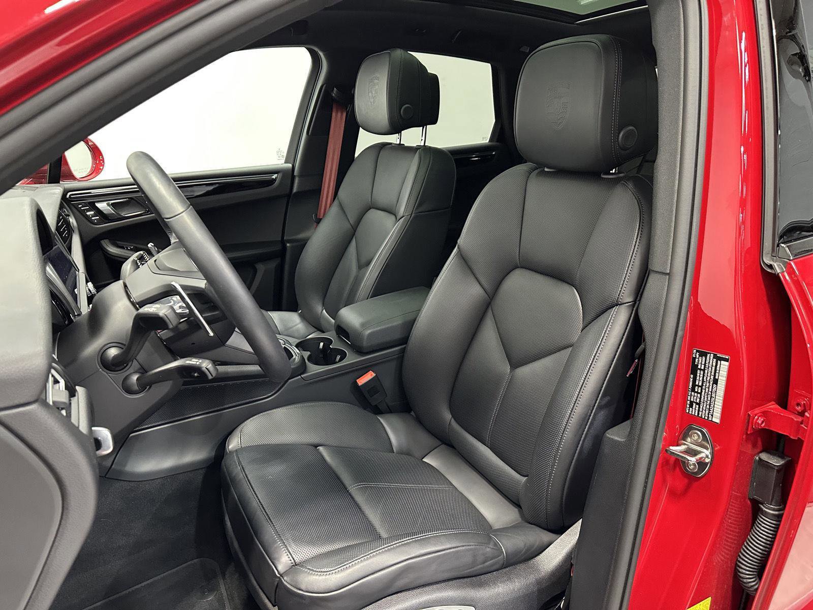 Certified 2025 Porsche Macan image 5