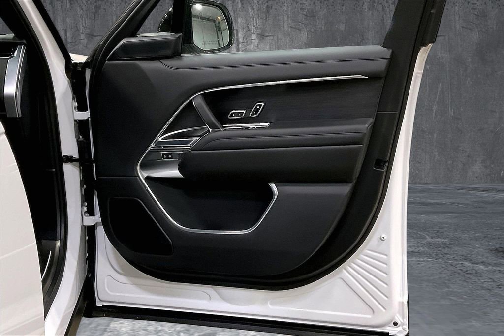 Used 2025 Land Rover Range Rover SE image 28