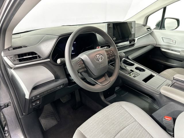Used 2025 Toyota Sienna LE image 17