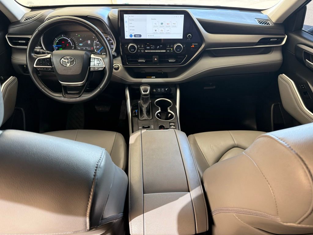 Used 2025 Toyota Highlander XLE image 31