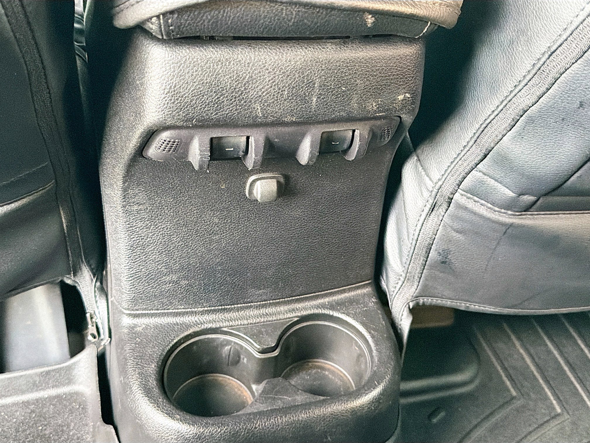 Used 2013 Jeep Wrangler Unlimited Sahara image 23