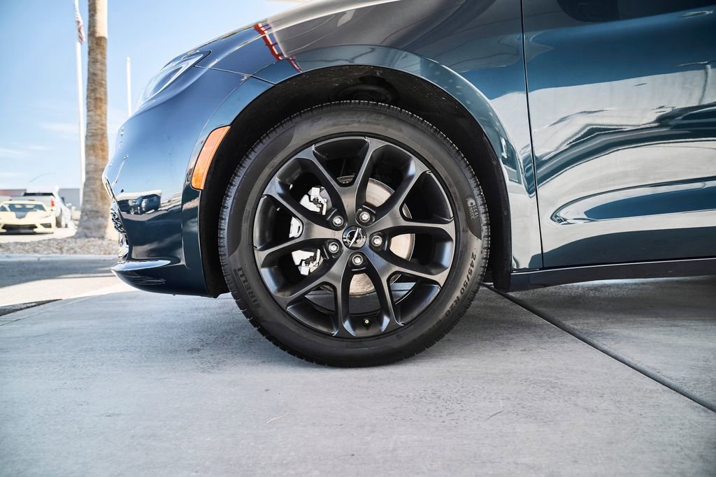 Used 2025 Chrysler Pacifica Limited FWD image 3