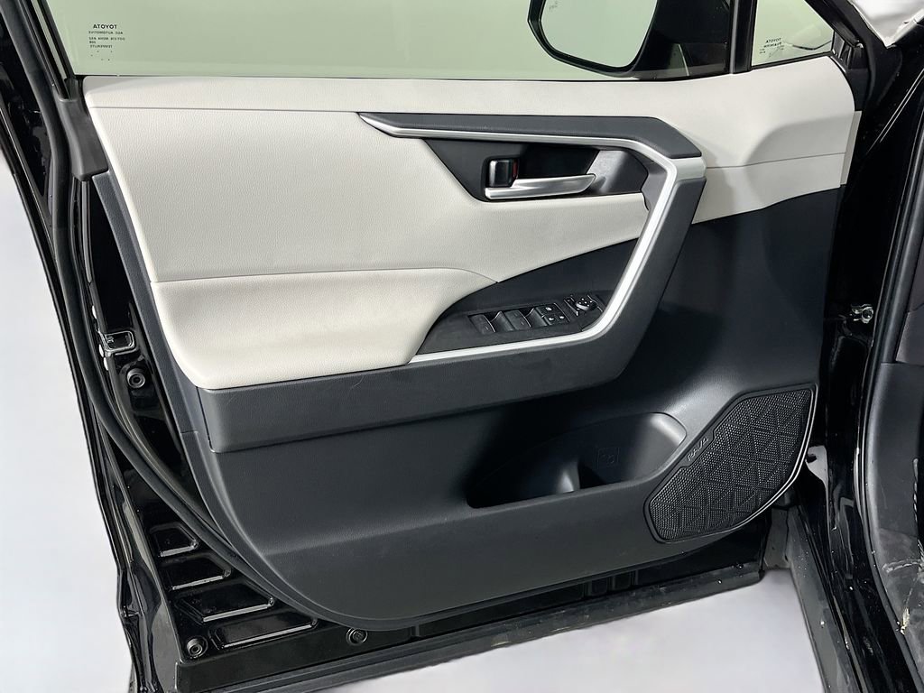 Used 2025 Toyota RAV4 XLE w/ Convenience Package FWD image 27