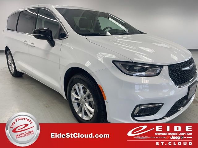 New 2026 Chrysler Pacifica Select