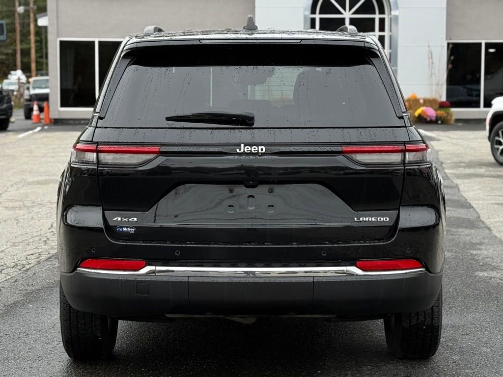 Used 2024 Jeep Grand Cherokee Laredo image 4