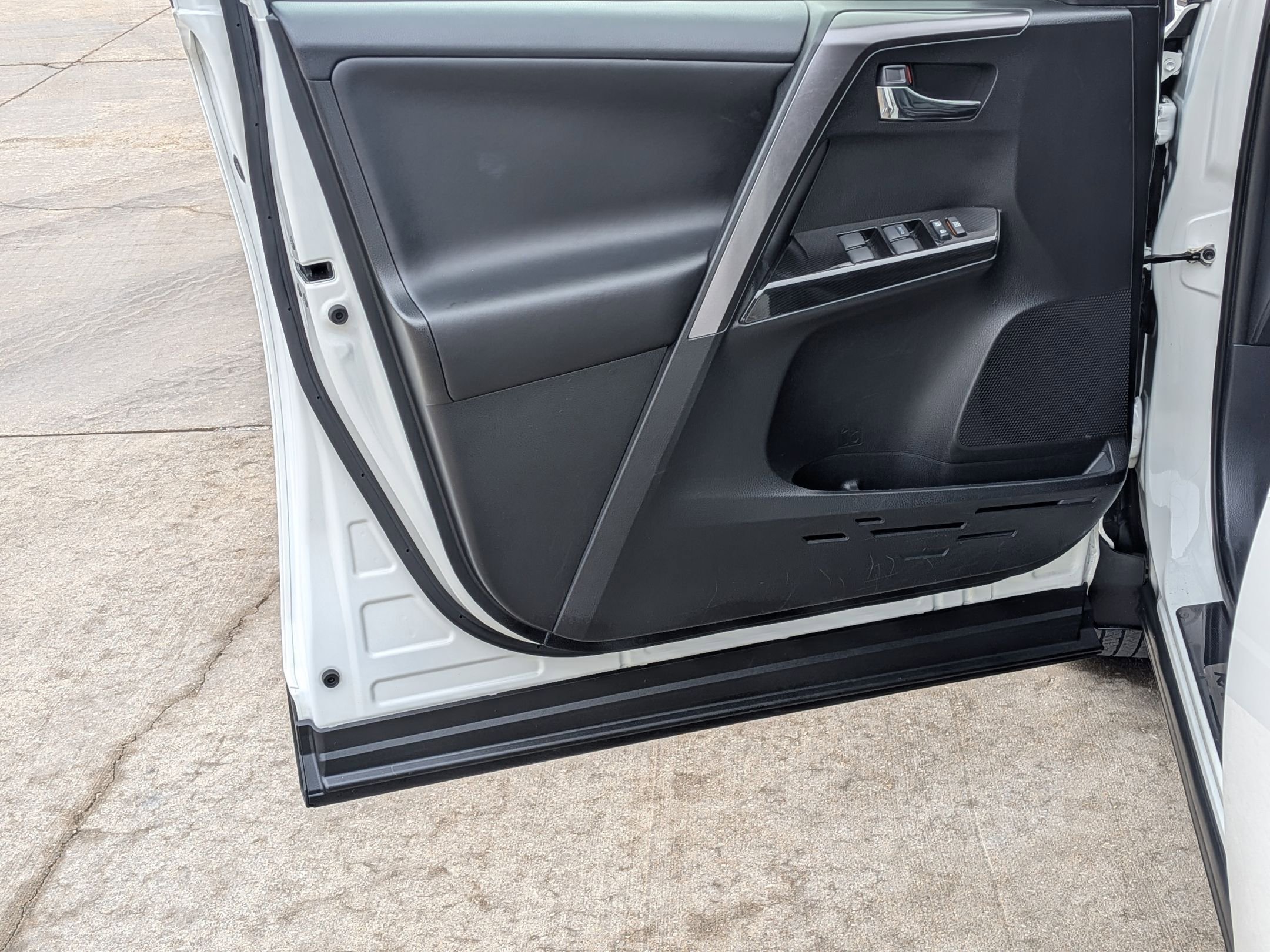 Used 2018 Toyota RAV4 SE w/ Power Extra Value Package image 13