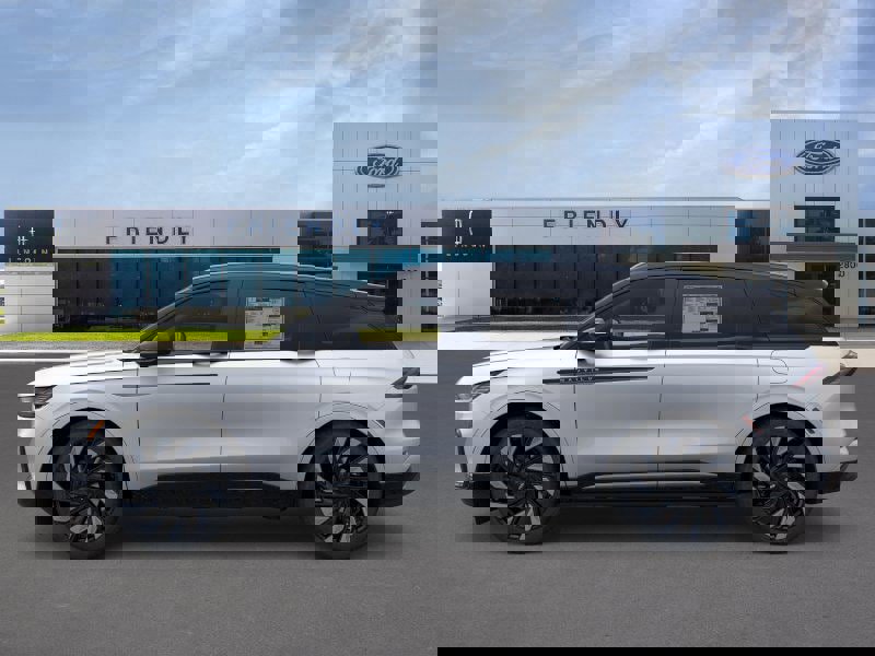 New 2025 Lincoln Nautilus Reserve image 3