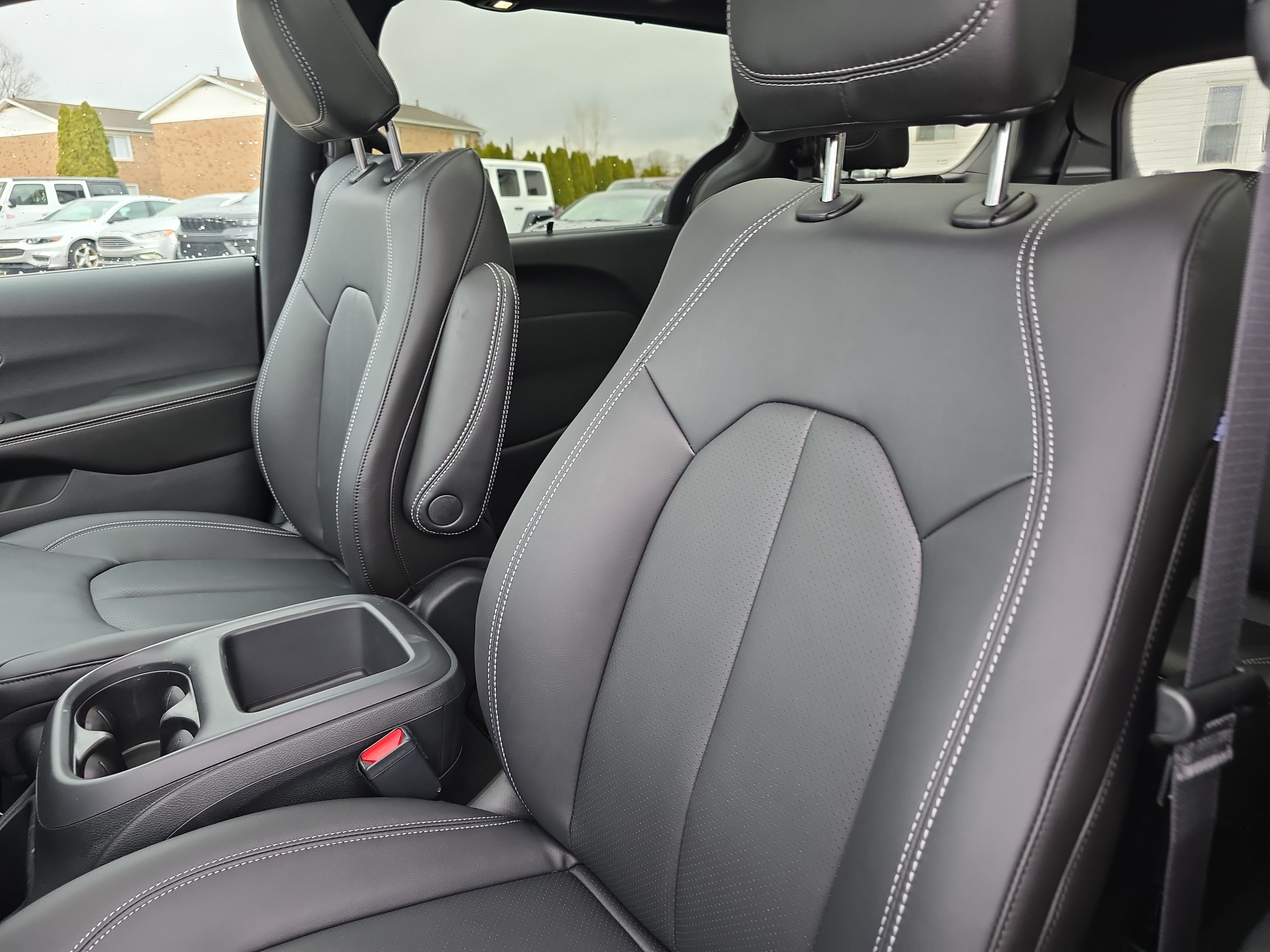 New 2026 Chrysler Pacifica Select AWD/4WD image 4
