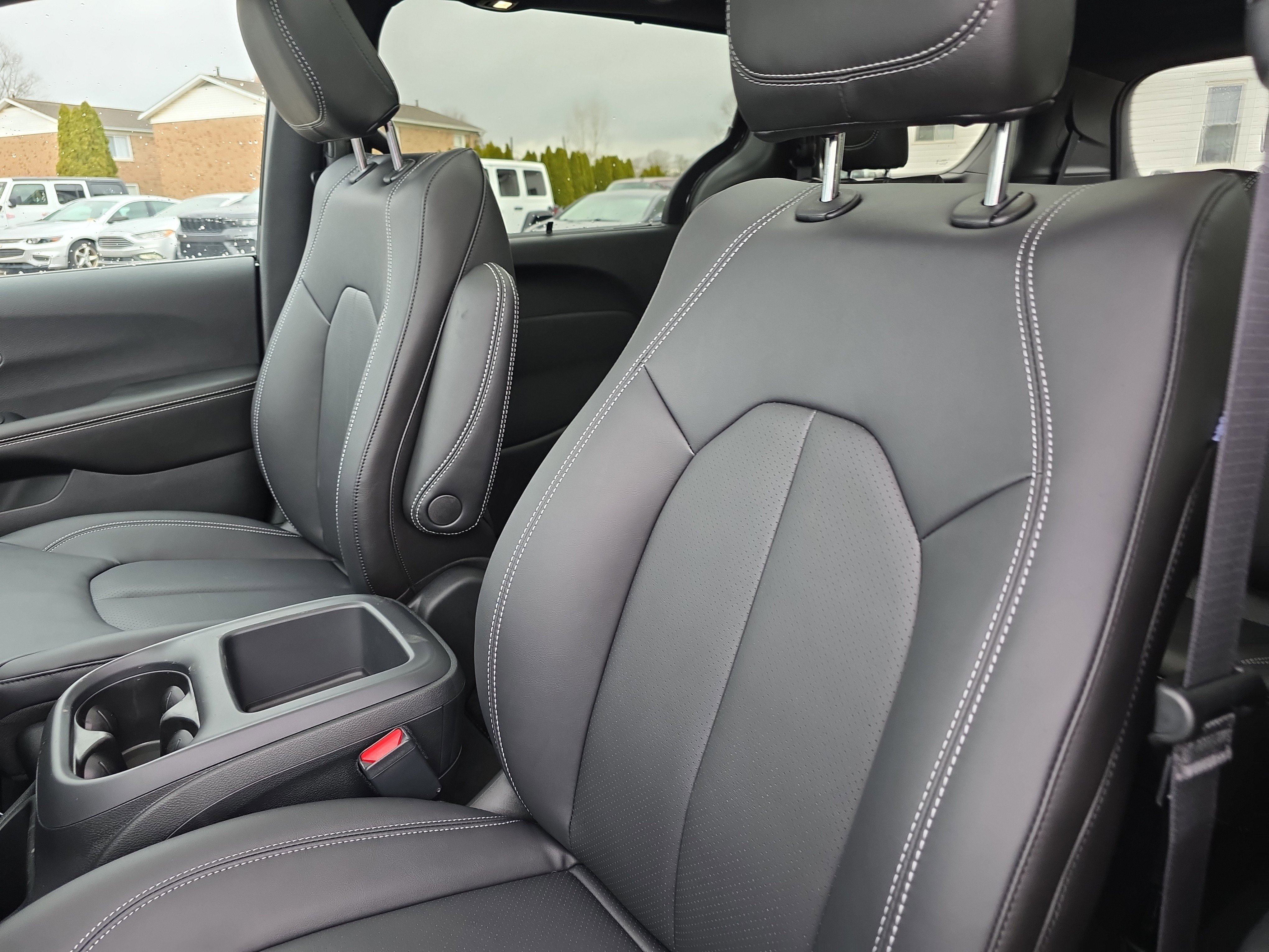 New 2026 Chrysler Pacifica Select AWD/4WD image 4