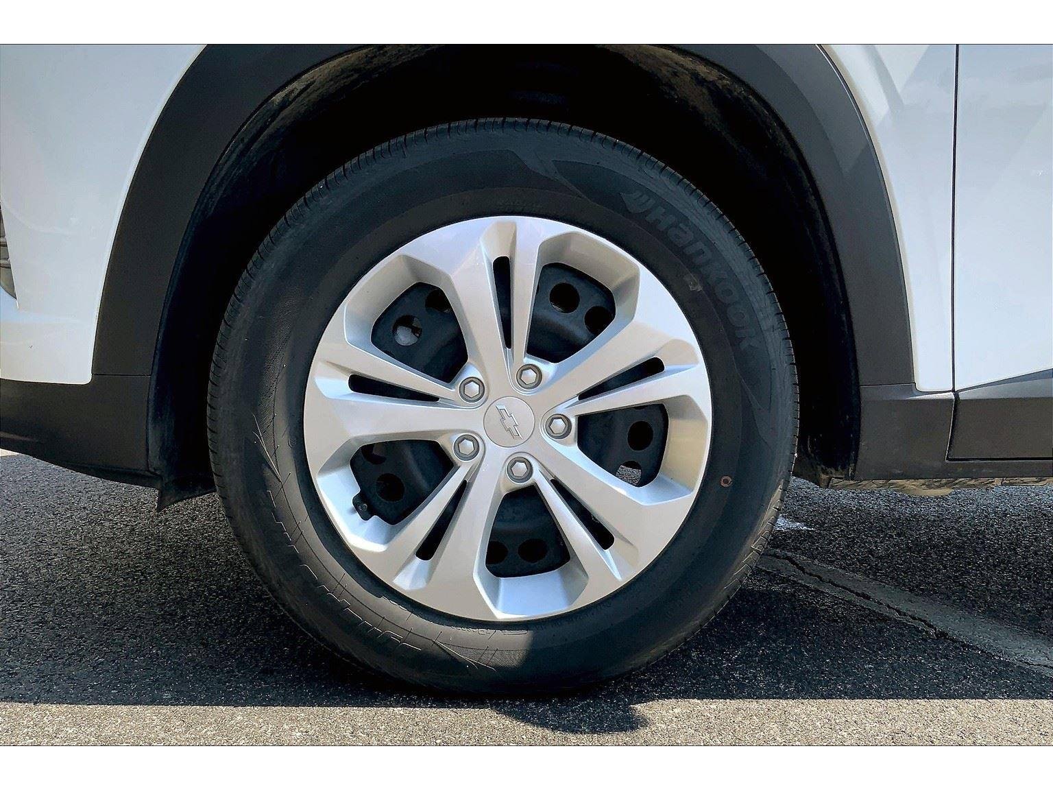 Used 2025 Chevrolet Trax LS image 9