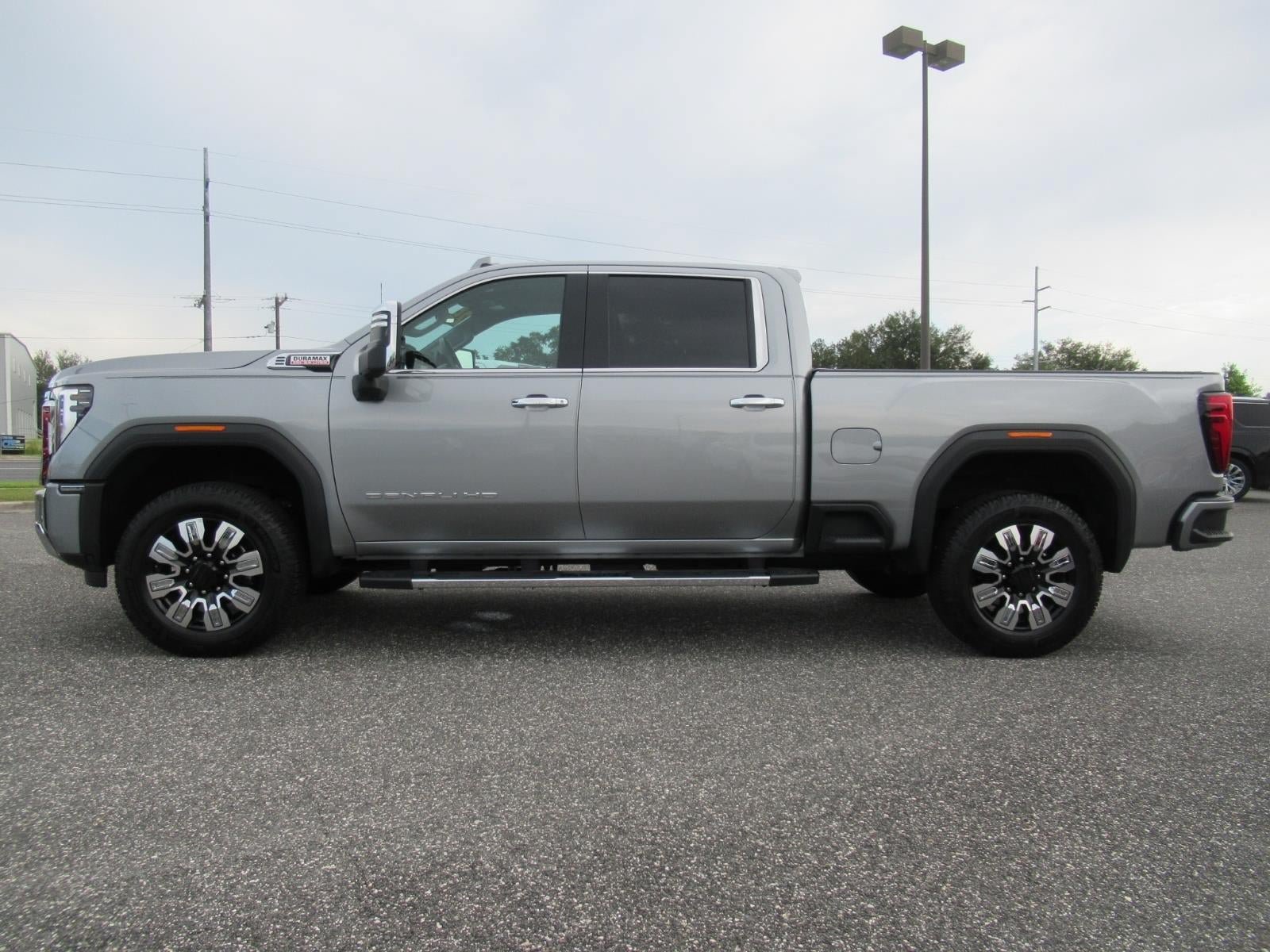 Used 2025 GMC Sierra 2500 Denali w/ Denali Reserve Package AWD/4WD image 4