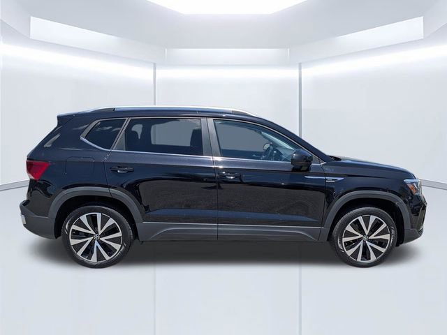 Used 2022 Volkswagen Taos SE FWD image 3