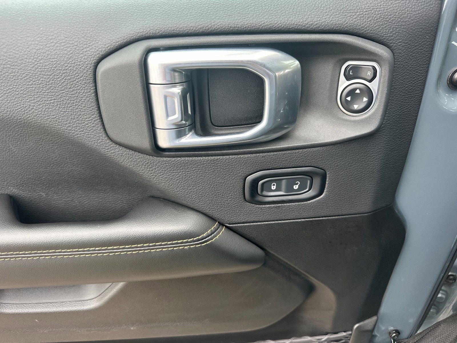 Used 2024 Jeep Wrangler Unlimited Sahara AWD/4WD image 10