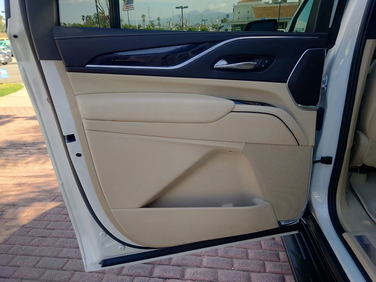 Used 2021 Cadillac Escalade ESV Premium Luxury AWD/4WD image 16