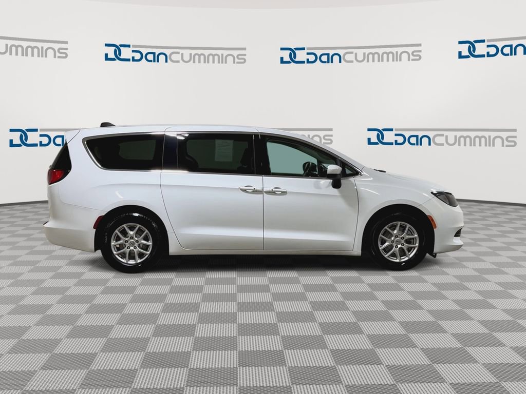 Used 2022 Chrysler Voyager LX image 9