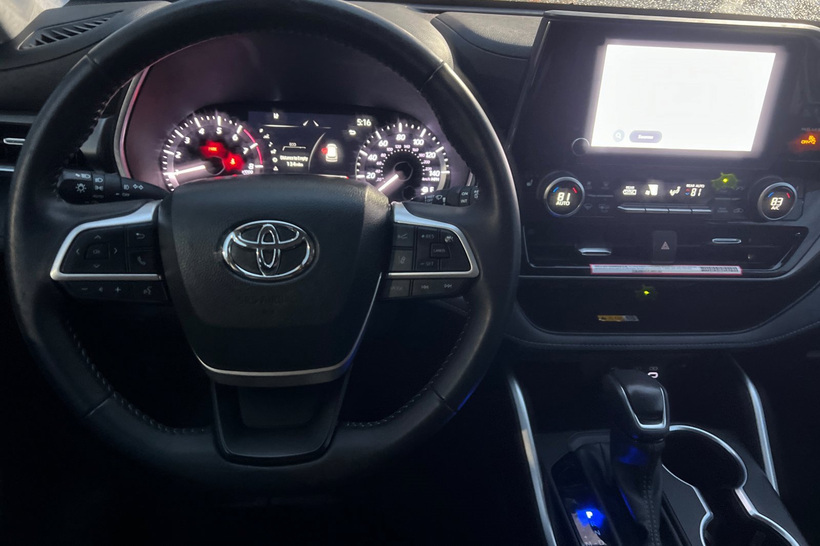 Used 2024 Toyota Highlander XLE image 11