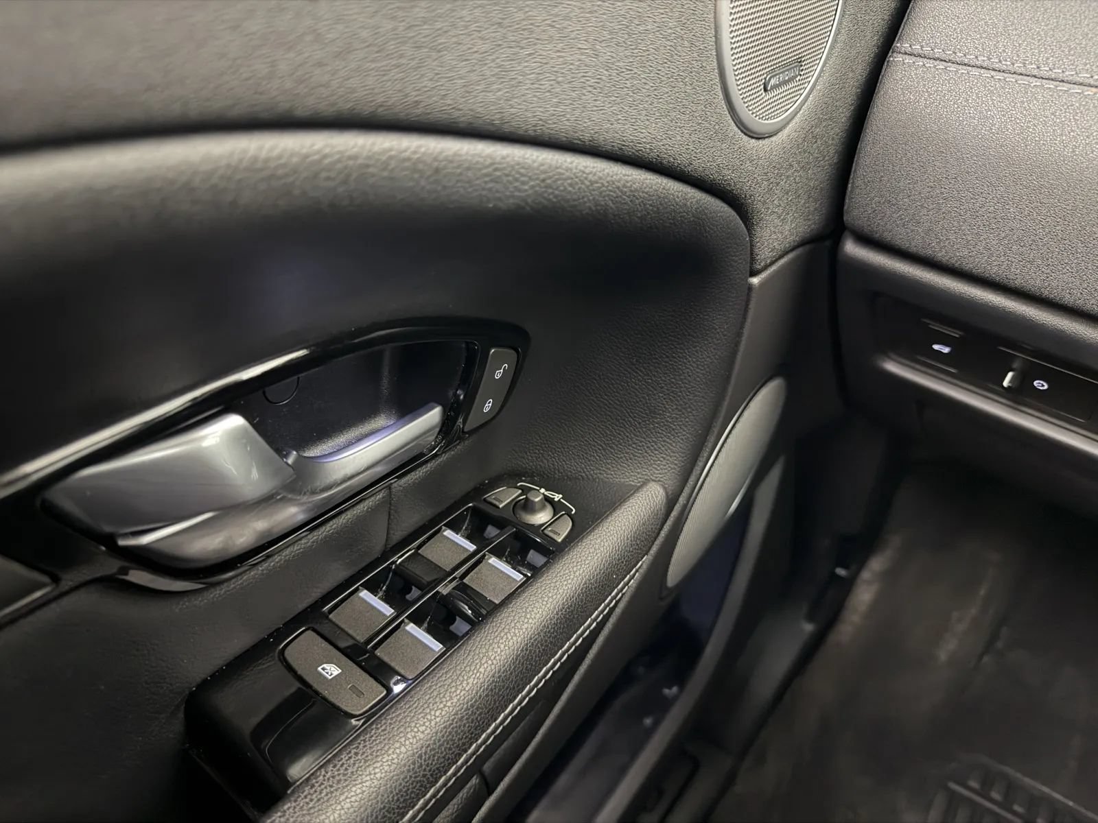 Used 2018 Land Rover Range Rover Evoque Landmark Edition AWD/4WD image 18