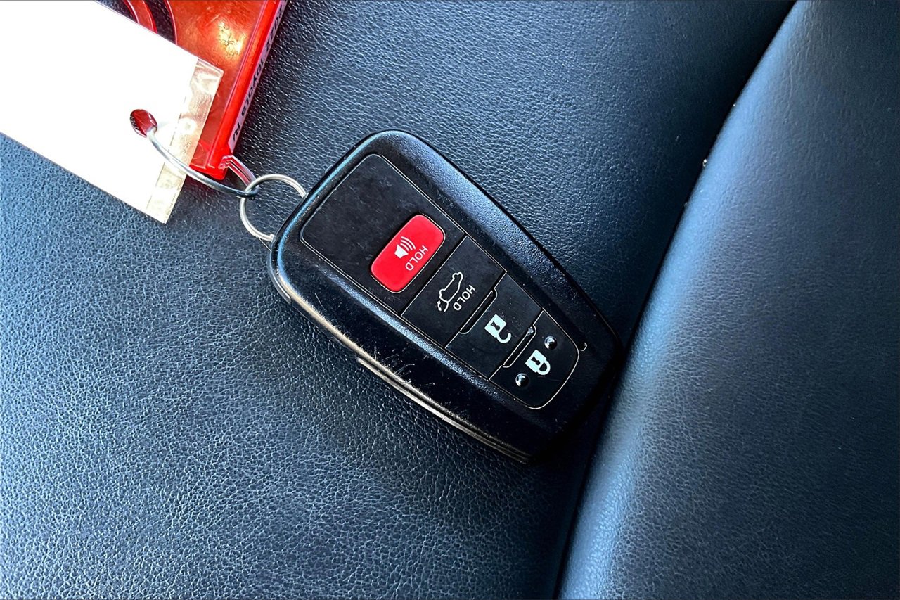 Used 2022 Toyota RAV4 XLE Premium image 31