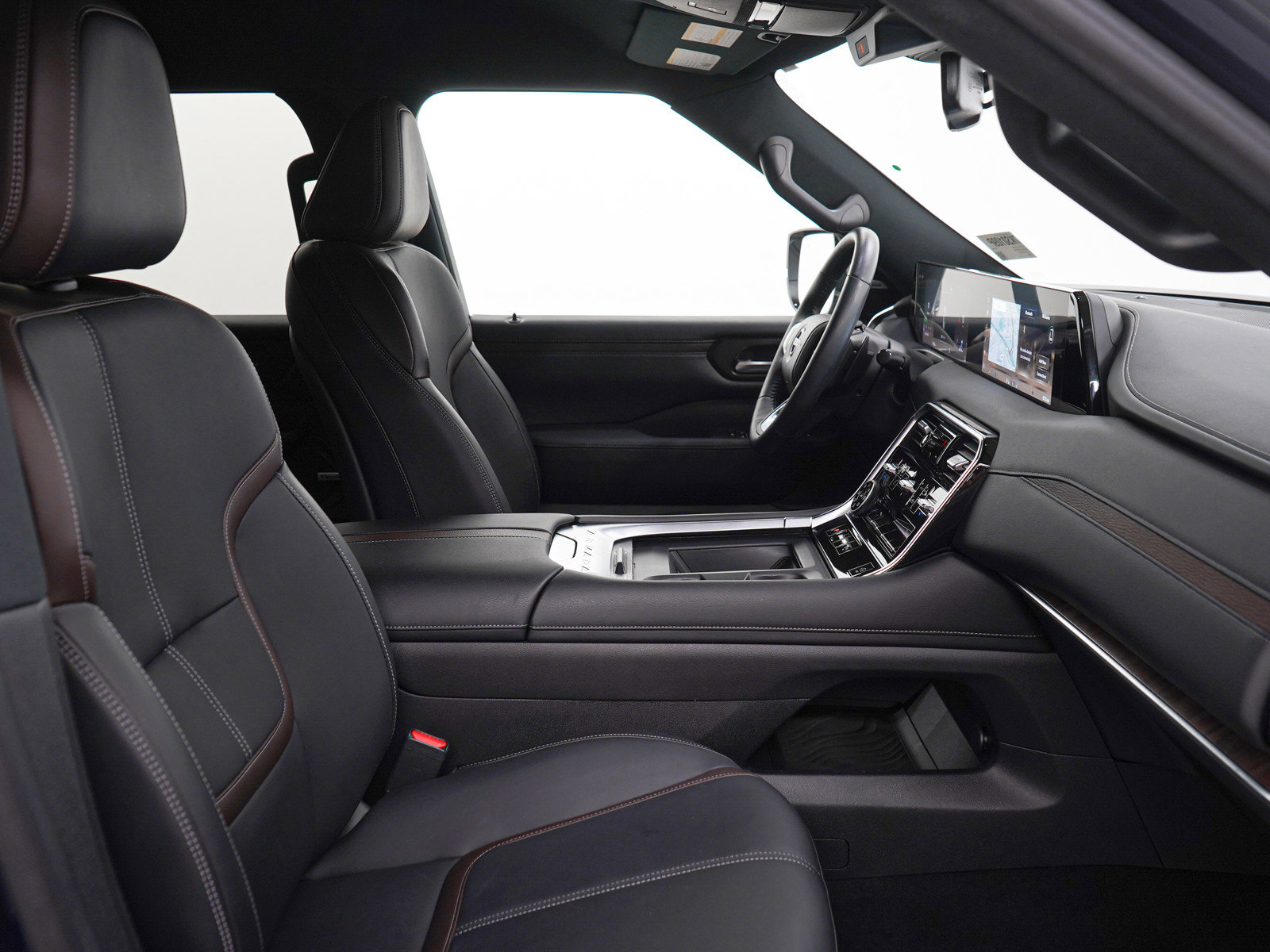 Used 2025 Nissan Armada SL AWD/4WD image 11