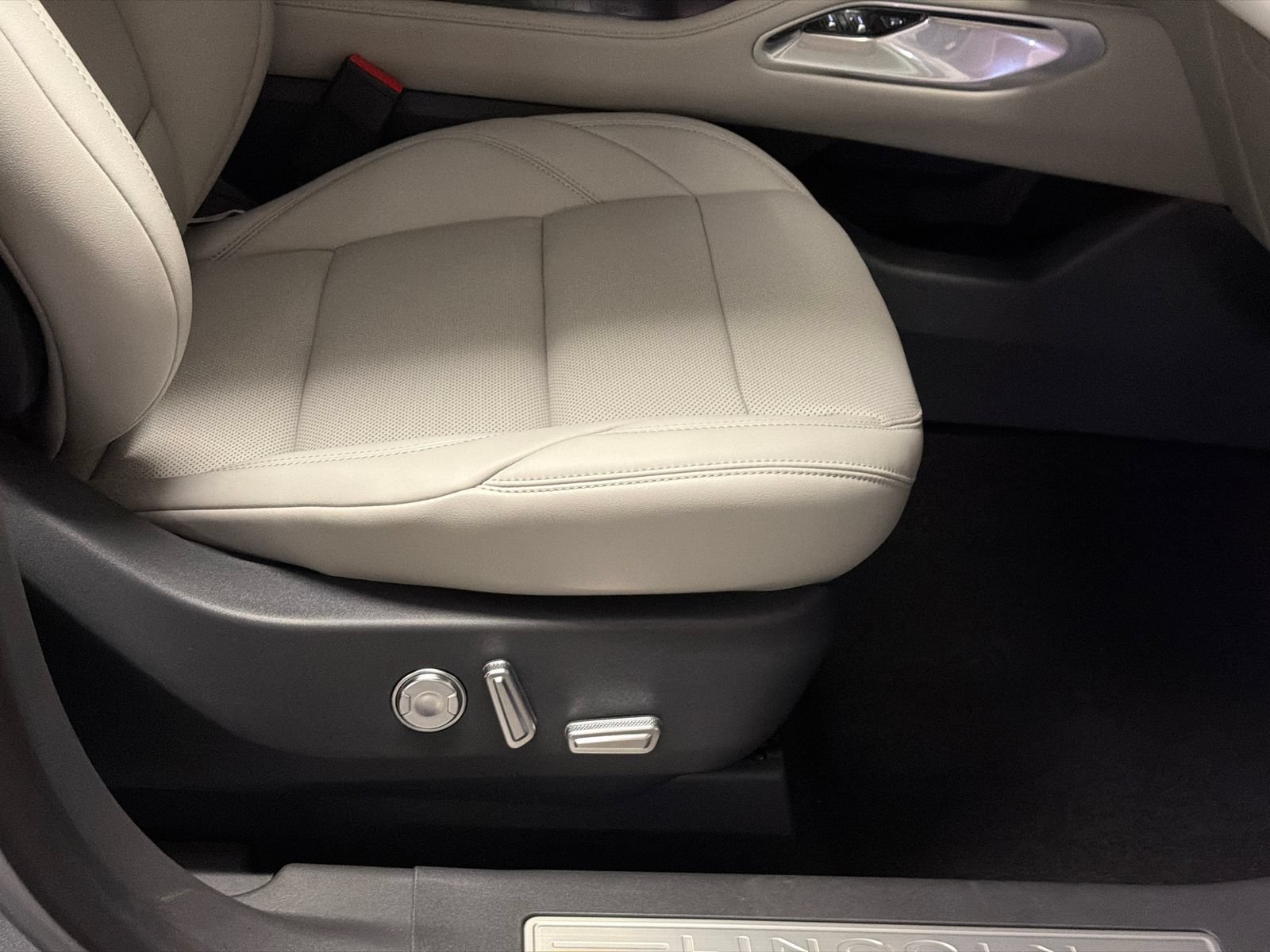 New 2026 Lincoln Nautilus Premier w/ Equipment Group 102A AWD/4WD image 12