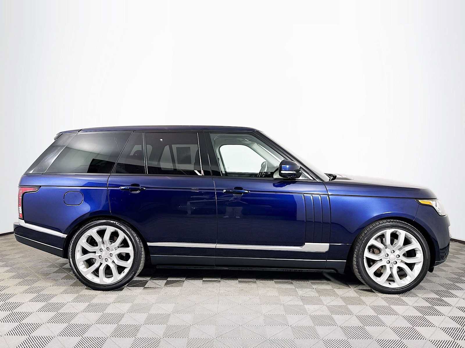 Used 2015 Land Rover Range Rover Supercharged AWD/4WD image 4