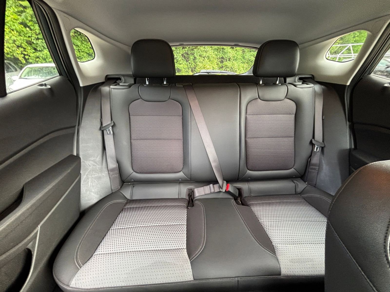 Used 2025 Chevrolet Trax LT FWD image 37