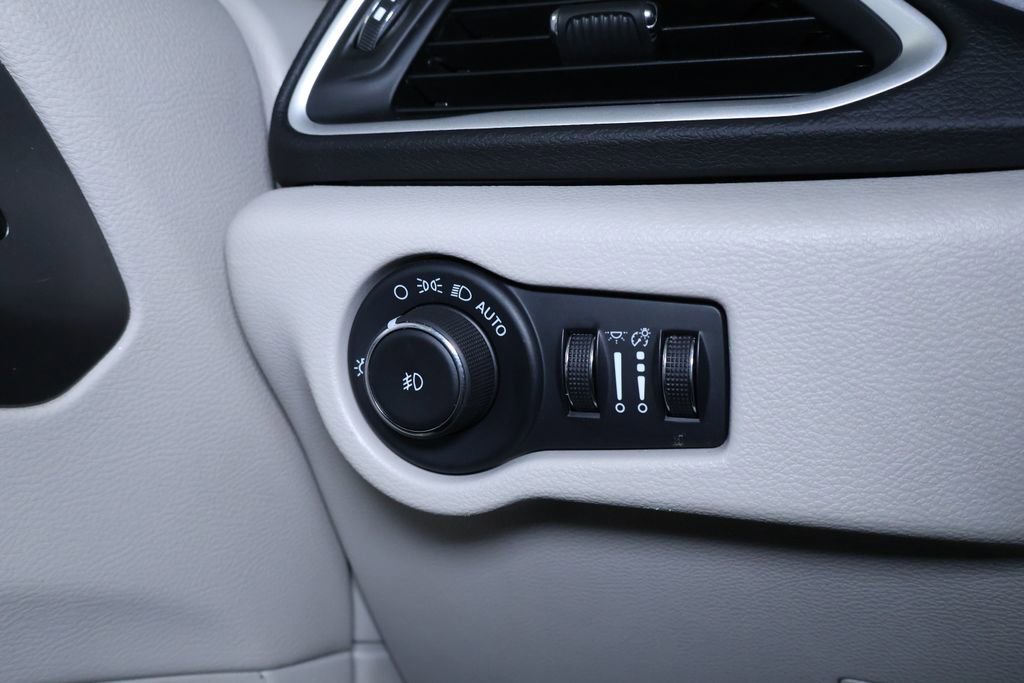 Used 2024 Chrysler Pacifica Touring-L image 27