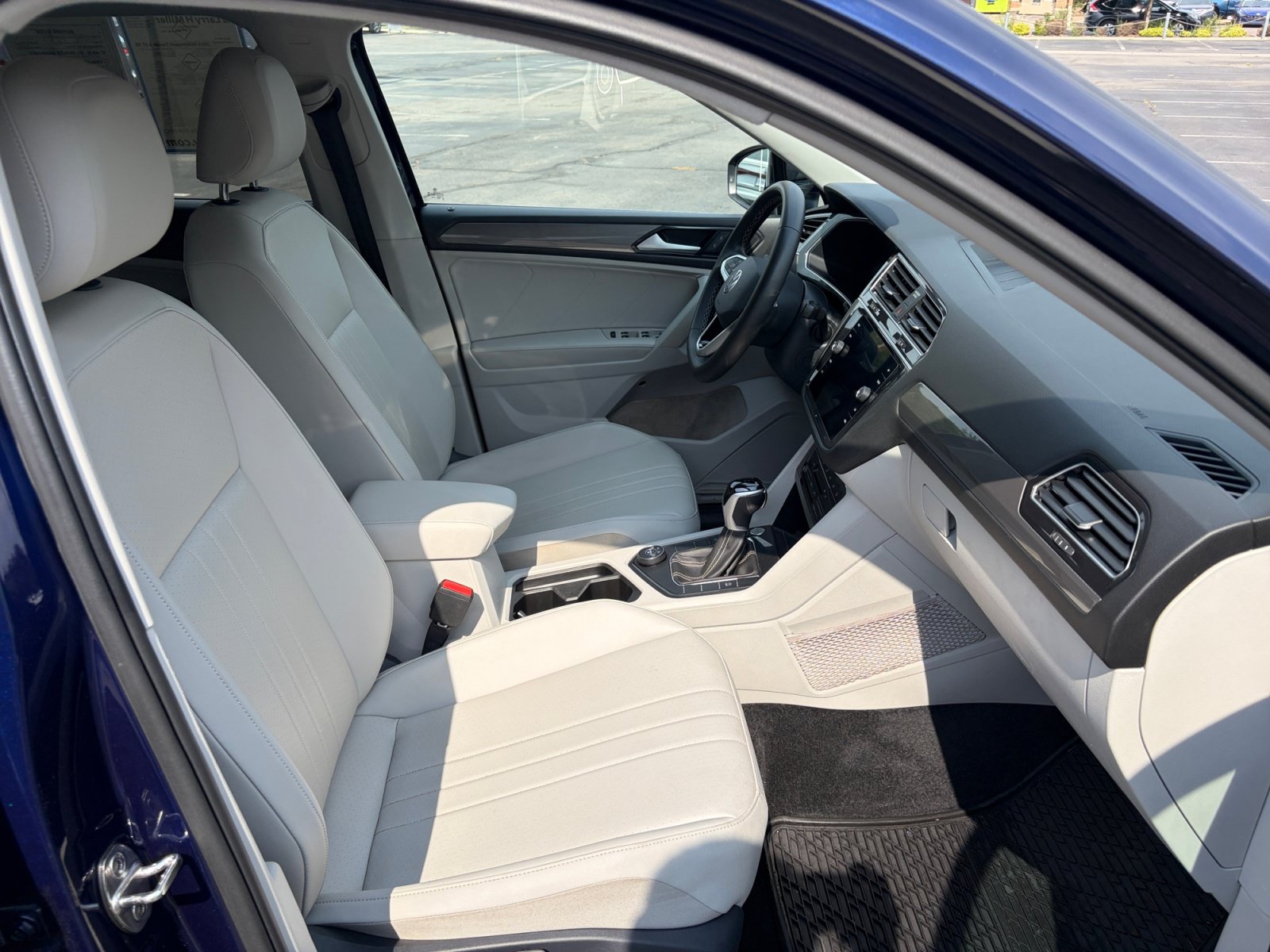 Used 2024 Volkswagen Tiguan SE AWD/4WD image 19