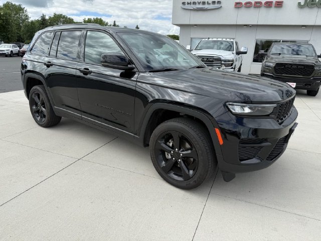 Used 2024 Jeep Grand Cherokee Altitude AWD/4WD image 3