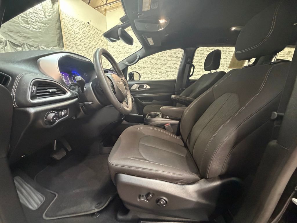 Used 2022 Chrysler Pacifica Touring image 19