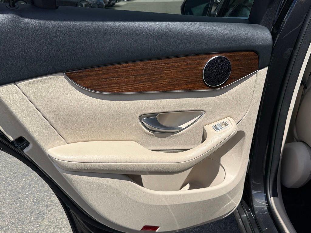 Used 2022 Mercedes-Benz GLC 300 4MATIC w/ Premium Package Lite image 23