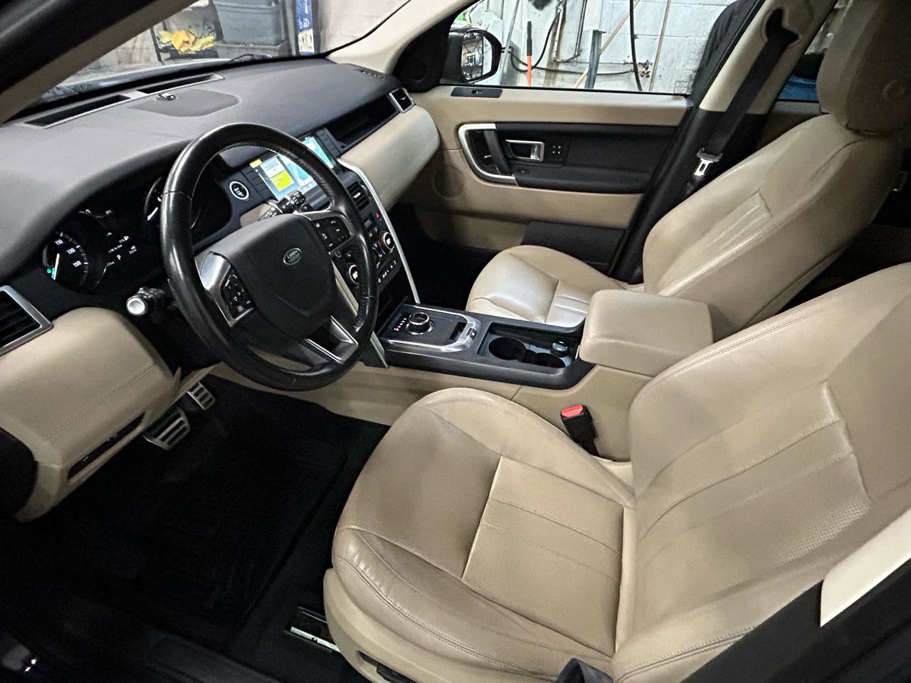 Used 2017 Land Rover Discovery Sport HSE image 11