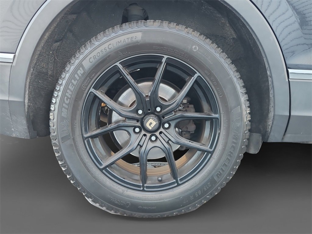 Used 2018 Volkswagen Tiguan SE w/ Panoramic Sunroof Package image 10