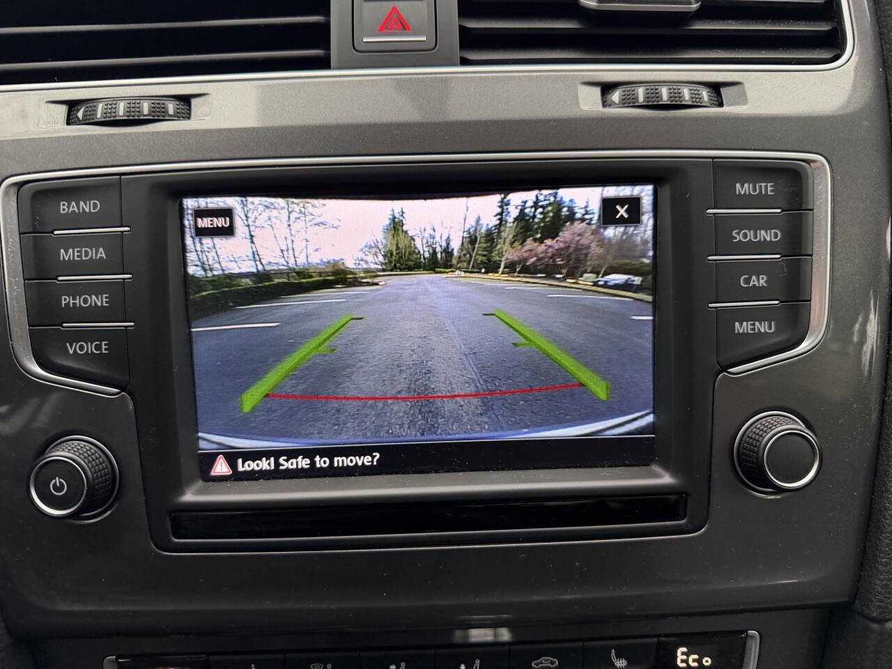 Used 2016 Volkswagen e-Golf SE image 18