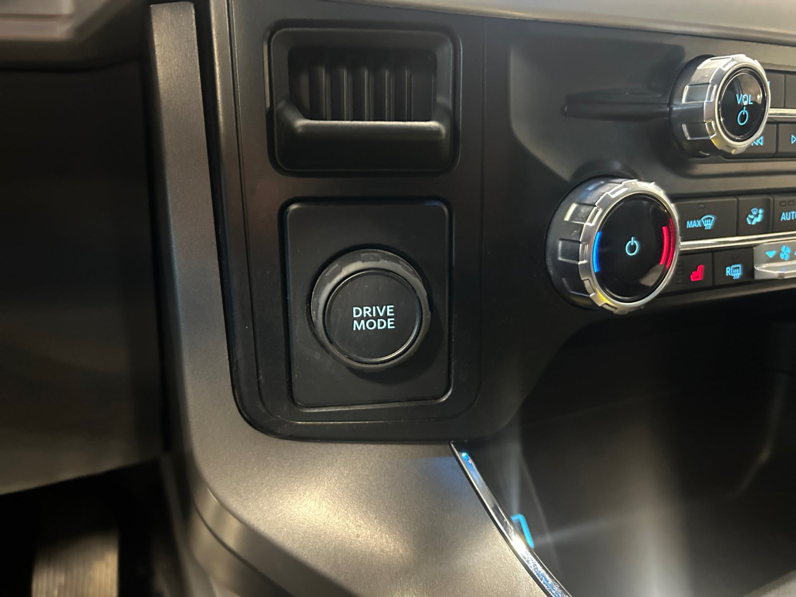 Used 2023 Ford F150 XLT w/ Equipment Group 302A High RWD image 16