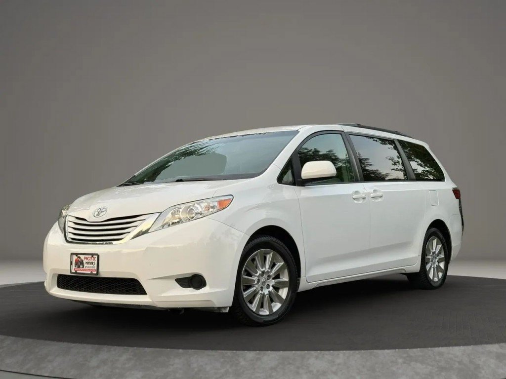 Used 2015 Toyota Sienna LE AWD/4WD image 2