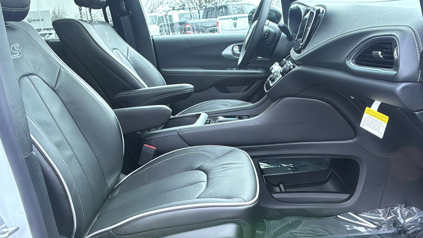 New 2026 Chrysler Pacifica Limited w/ Uconnect Theater Family Group image 11