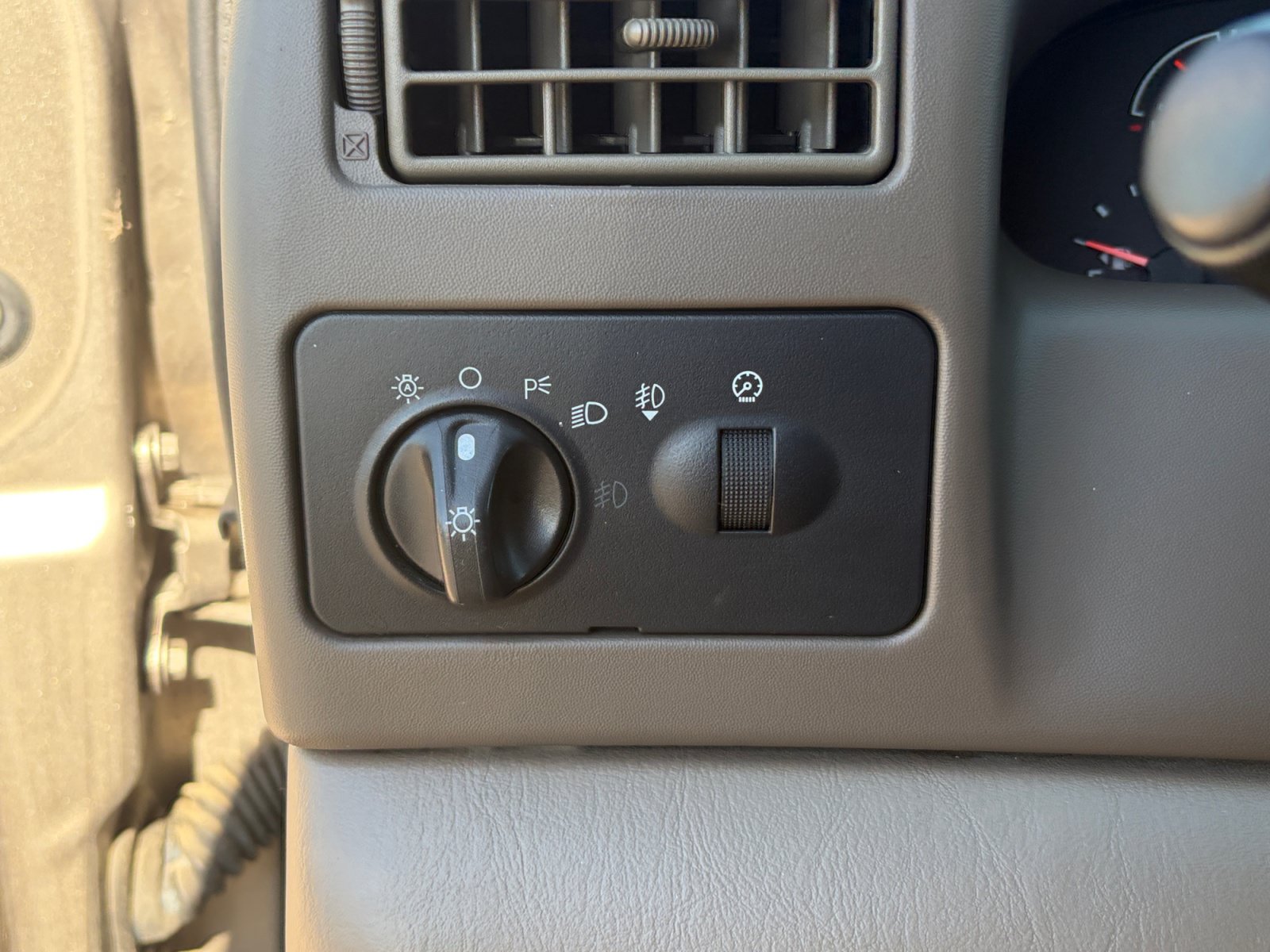 Used 2004 Ford F250 Lariat AWD/4WD image 12