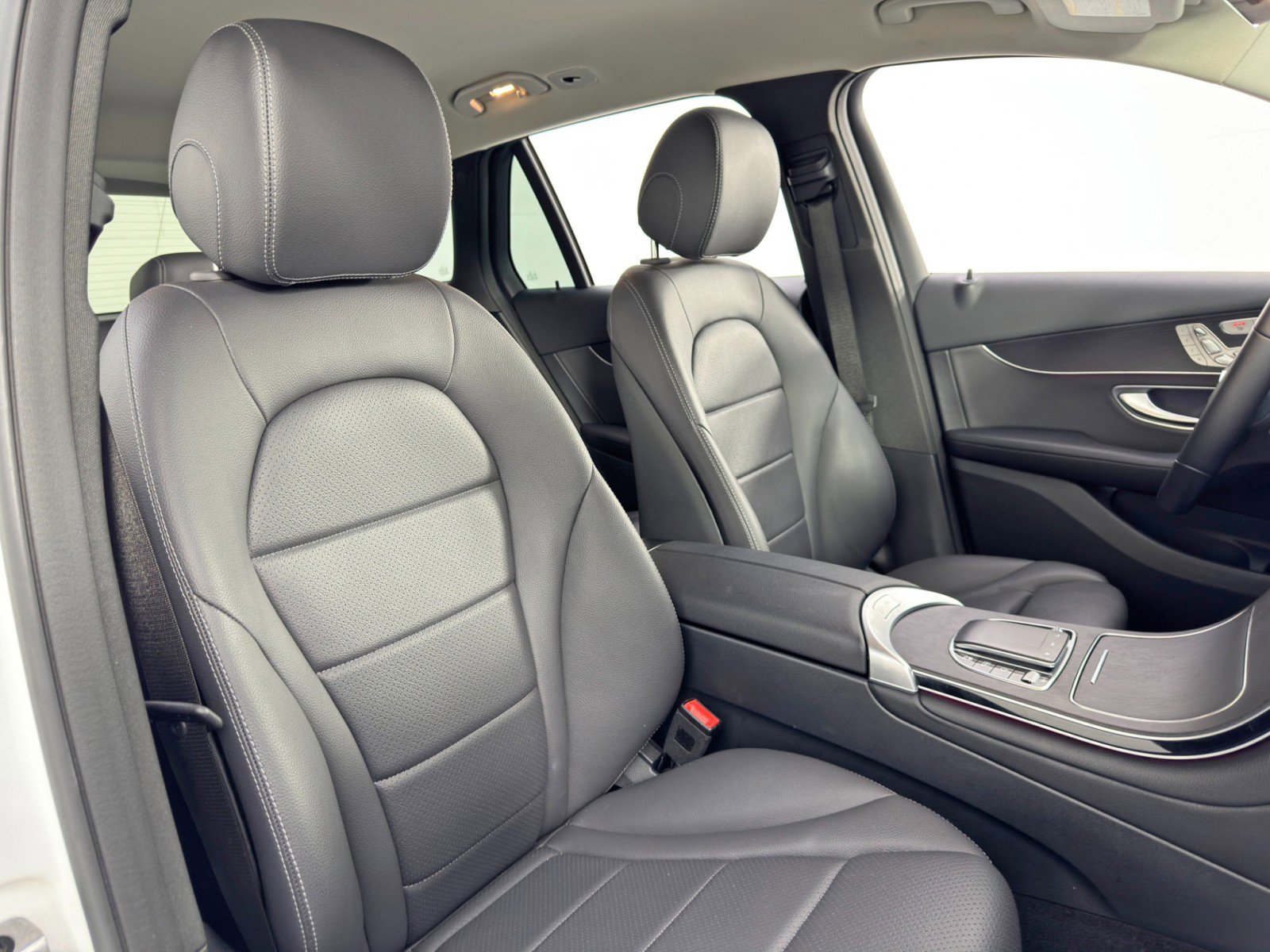 Used 2021 Mercedes-Benz GLC 300 w/ Premium Package image 37