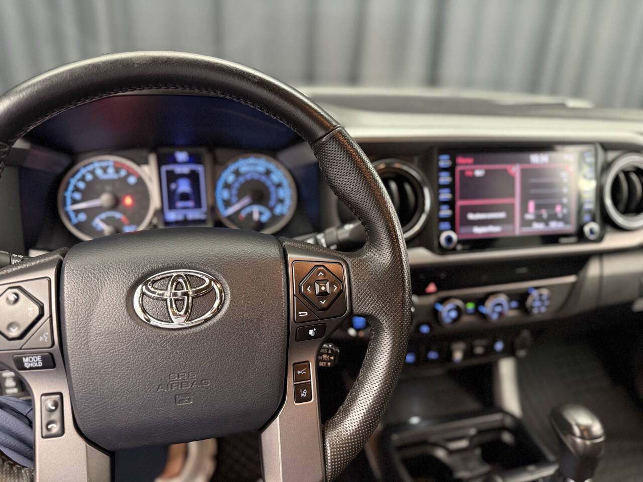 Used 2020 Toyota Tacoma TRD Off-Road w/ Technology Package AWD/4WD image 18