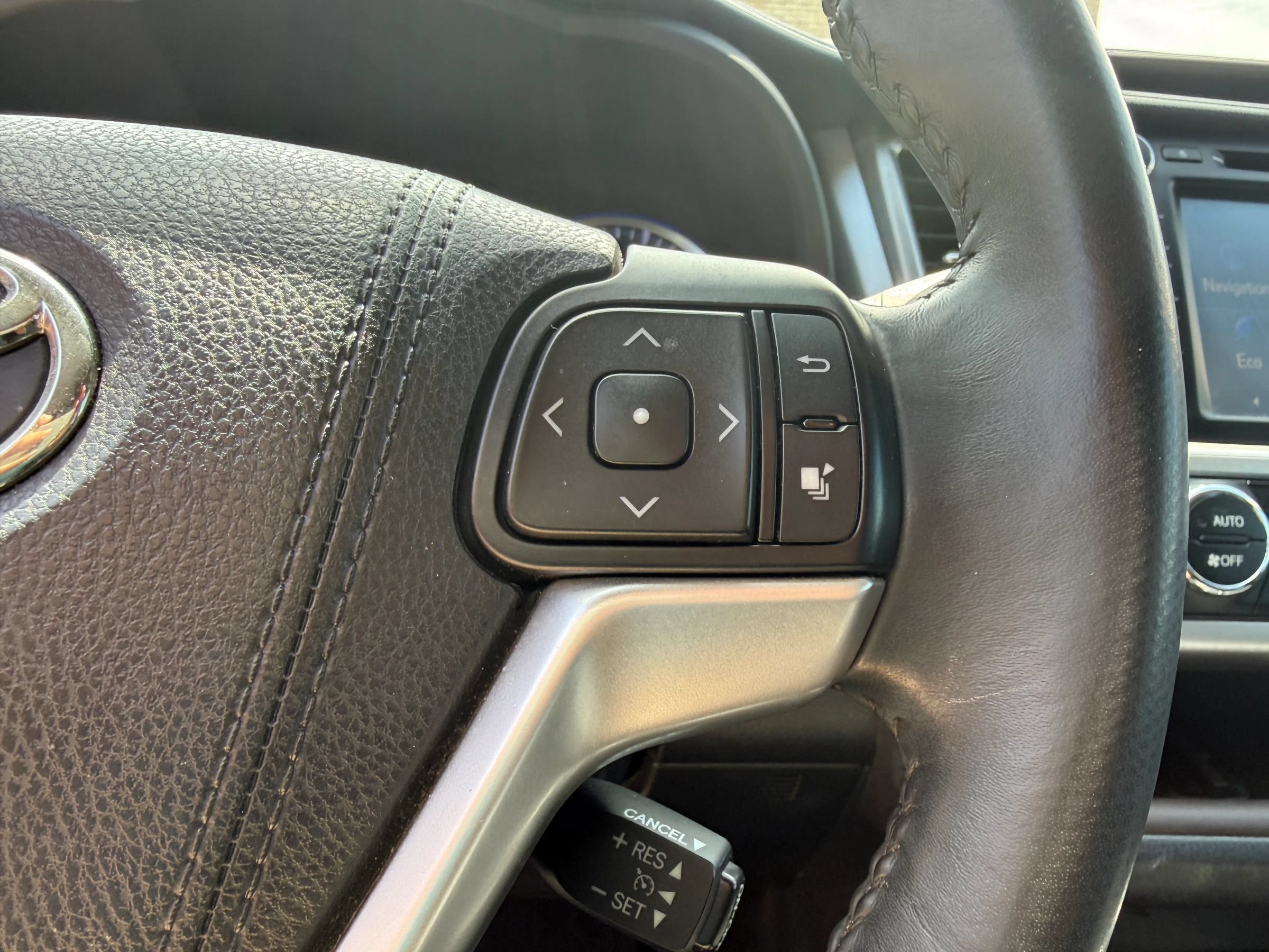 Used 2015 Toyota Highlander XLE FWD image 25