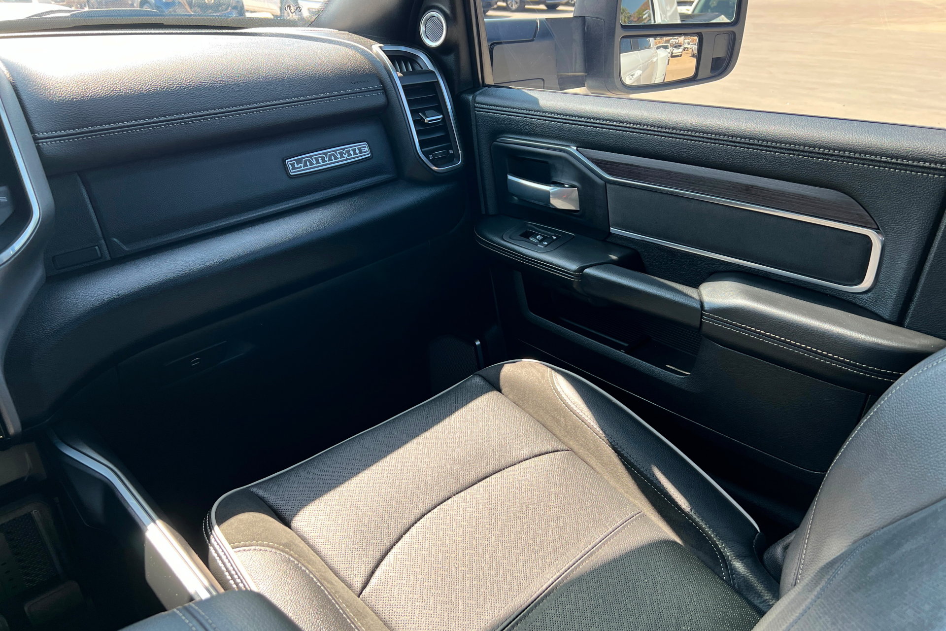 Used 2025 RAM 3500 Laramie AWD/4WD image 10