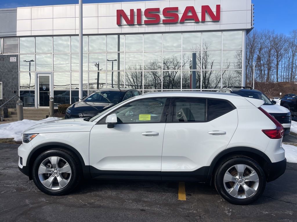 Used 2020 Volvo XC40 T5 Momentum image 2