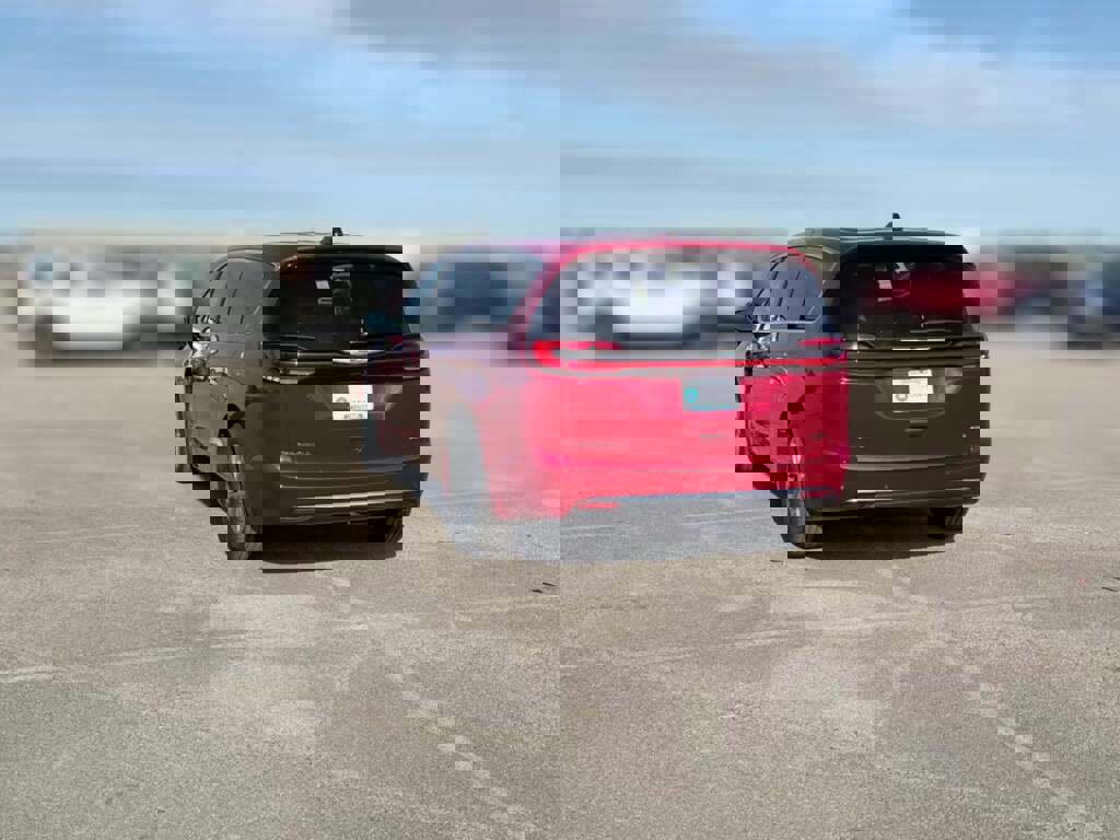 New 2026 Chrysler Pacifica Select image 9