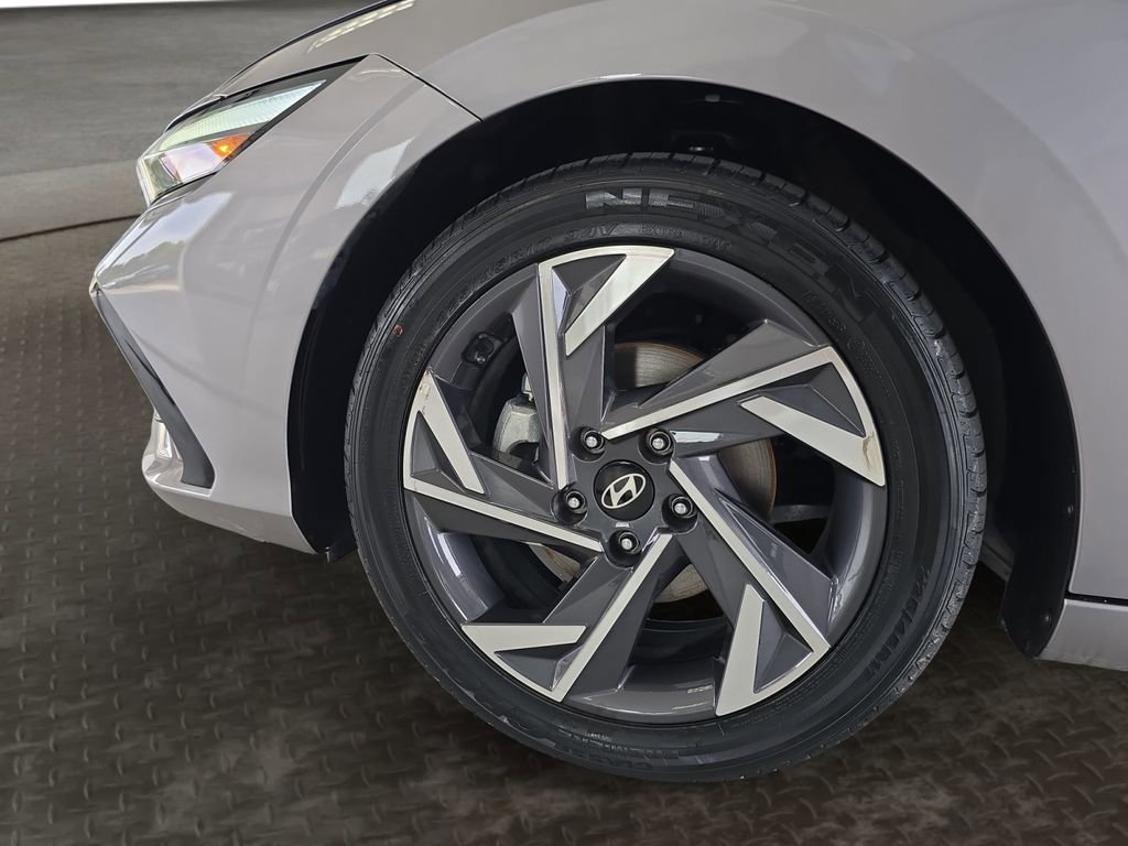 Used 2025 Hyundai Elantra Limited image 9