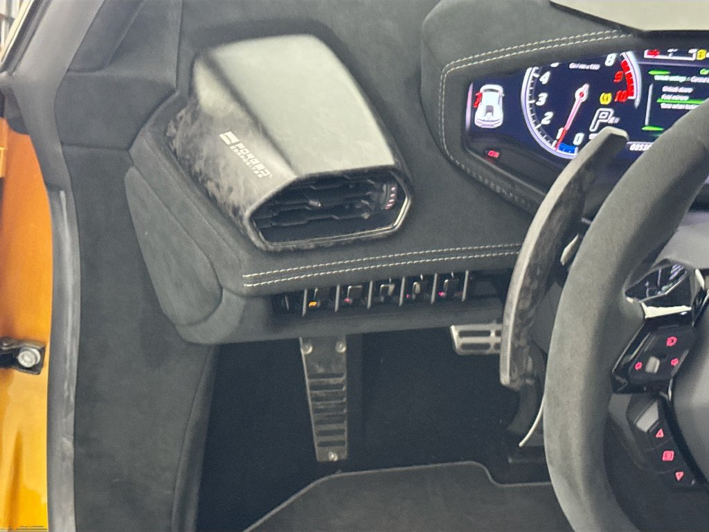 Used 2018 Lamborghini Huracan Performante AWD/4WD image 10
