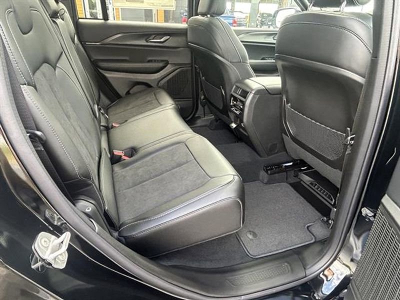 New 2025 Jeep Grand Cherokee Altitude image 19