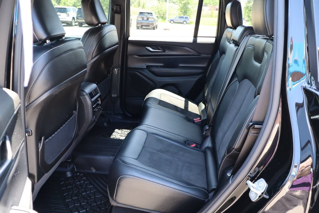 Used 2024 Jeep Grand Cherokee Altitude AWD/4WD image 37