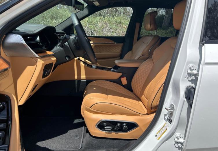 Used 2025 Jeep Grand Cherokee Summit w/ Adv Protech Group IV AWD/4WD image 3